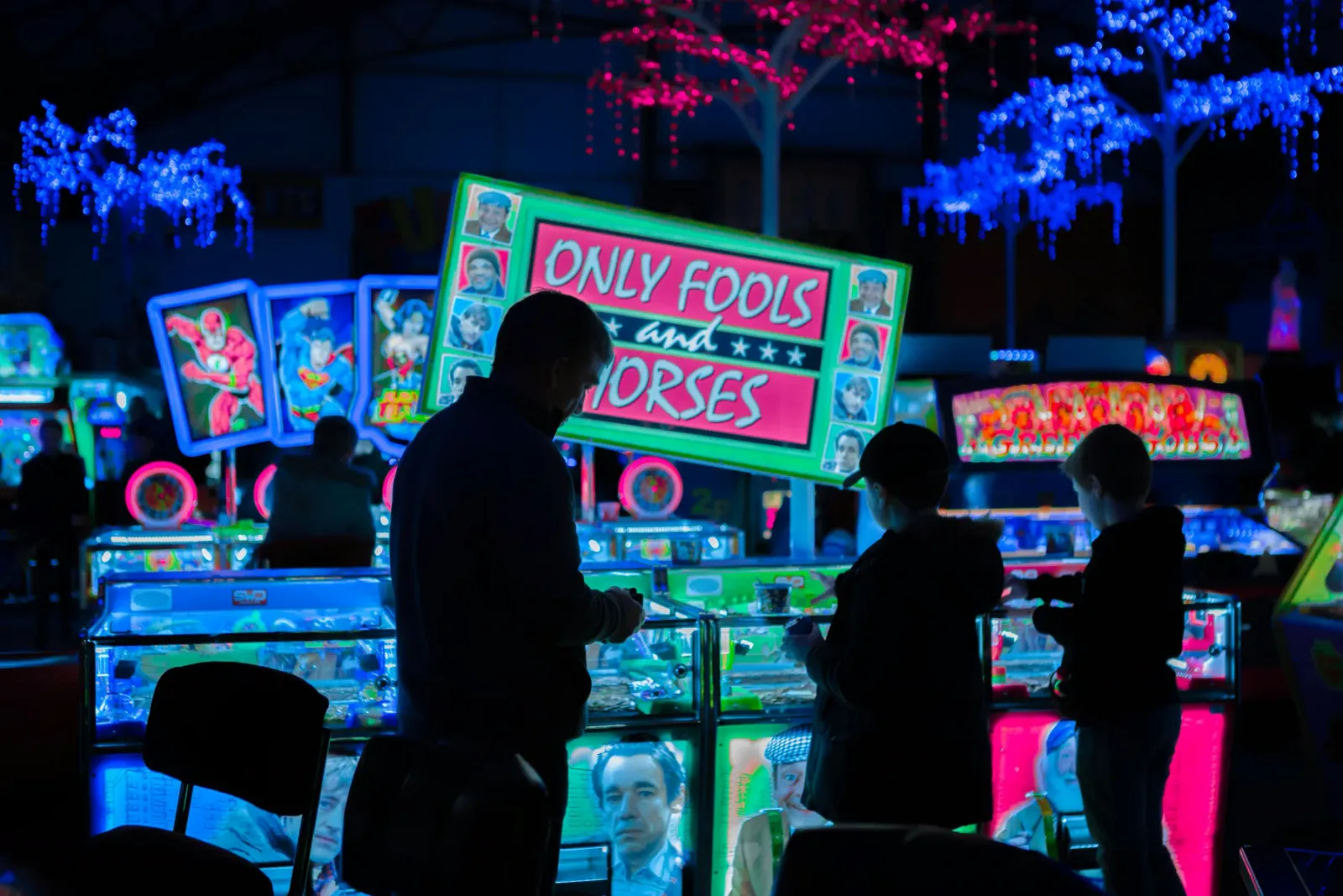 老虎機遊戲畫面，搭配聖彼得堡悖論的機率概念