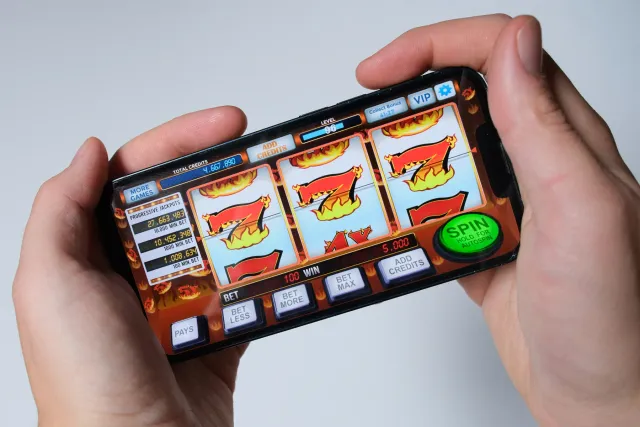 老虎機遊戲在不同平台上的展示，從實體機台到手機App