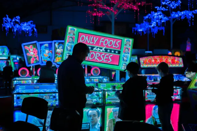 老虎機遊戲畫面，搭配聖彼得堡悖論的機率概念